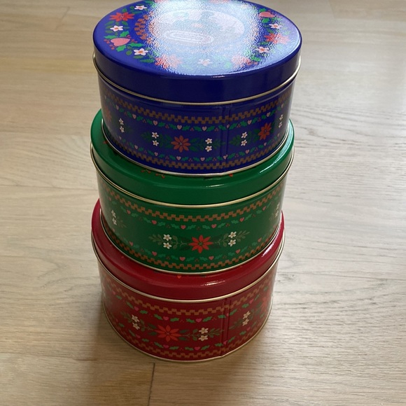 Set of 3 Nesting Holiday Tins - Picture 10 of 11